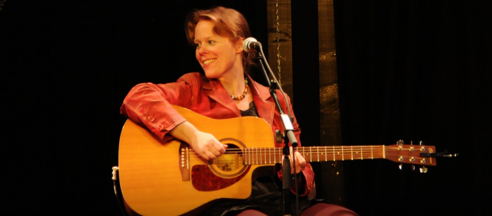 Koncert med June Beltoft, singer-songwriter optræder med sig eget originale repertoire. Ikke cover.
